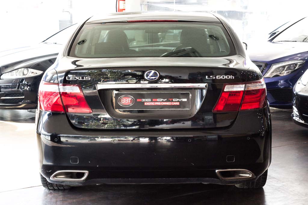 Lexus LS 600h L rear view