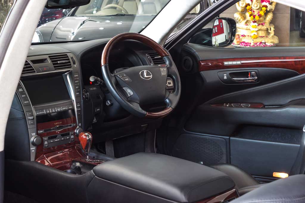 Lexus LS 600h L interior