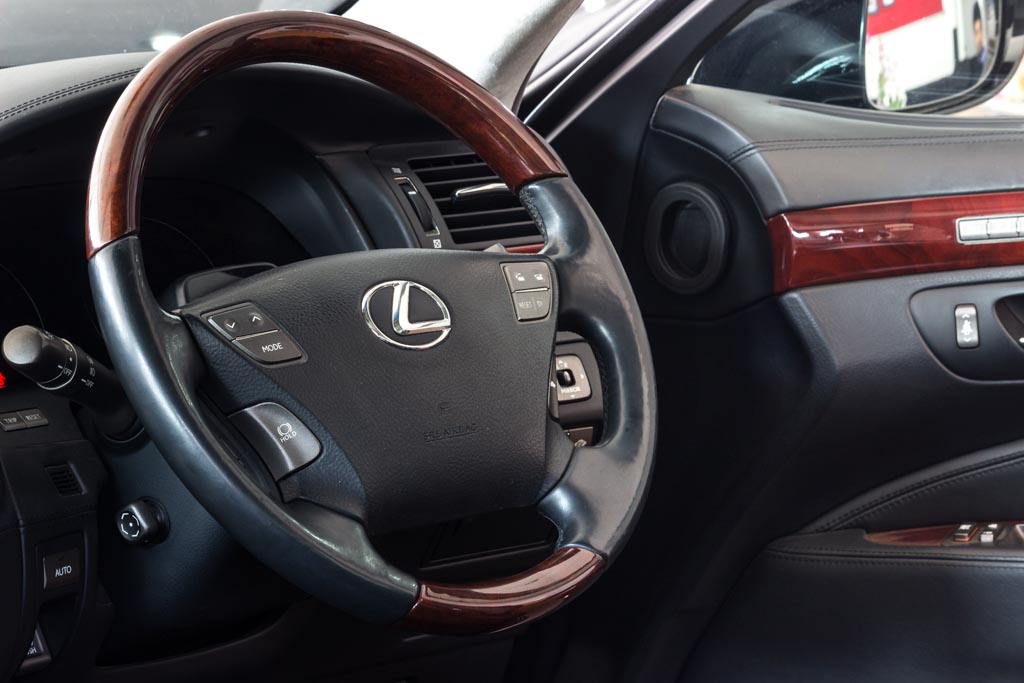 Lexus LS 600h L steering wheel