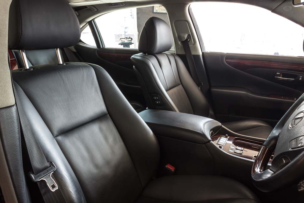 Lexus LS 600h L front seats
