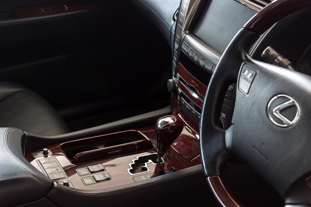 Lexus LS 600h L gear shifter