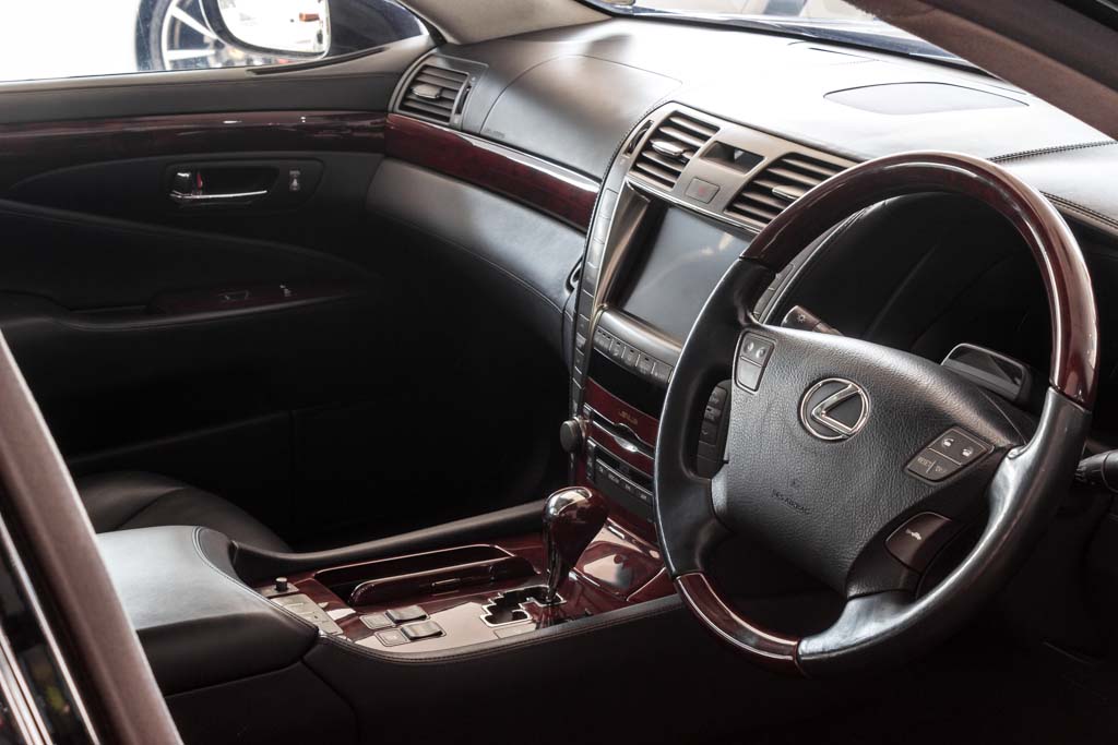 Lexus LS 600h L dashboard
