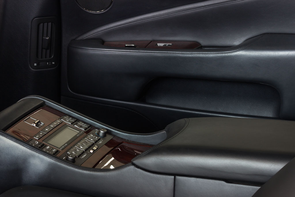 Lexus LS 600h L armrest
