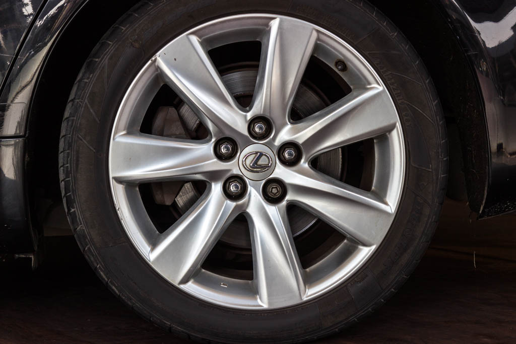 Lexus LS 600h L wheel