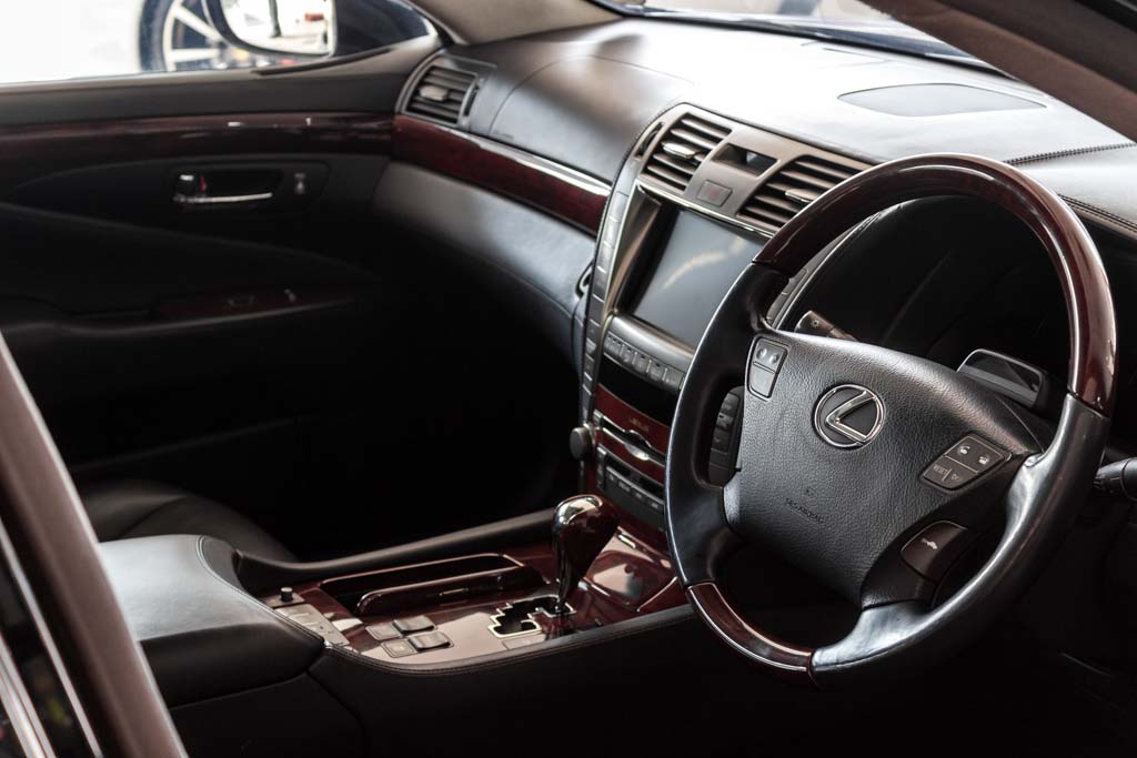 Lexus LS 600h L dashboard1