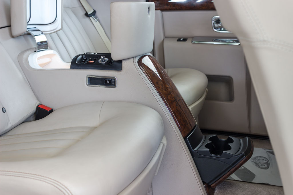 Rolls Royce Phantom armrest open