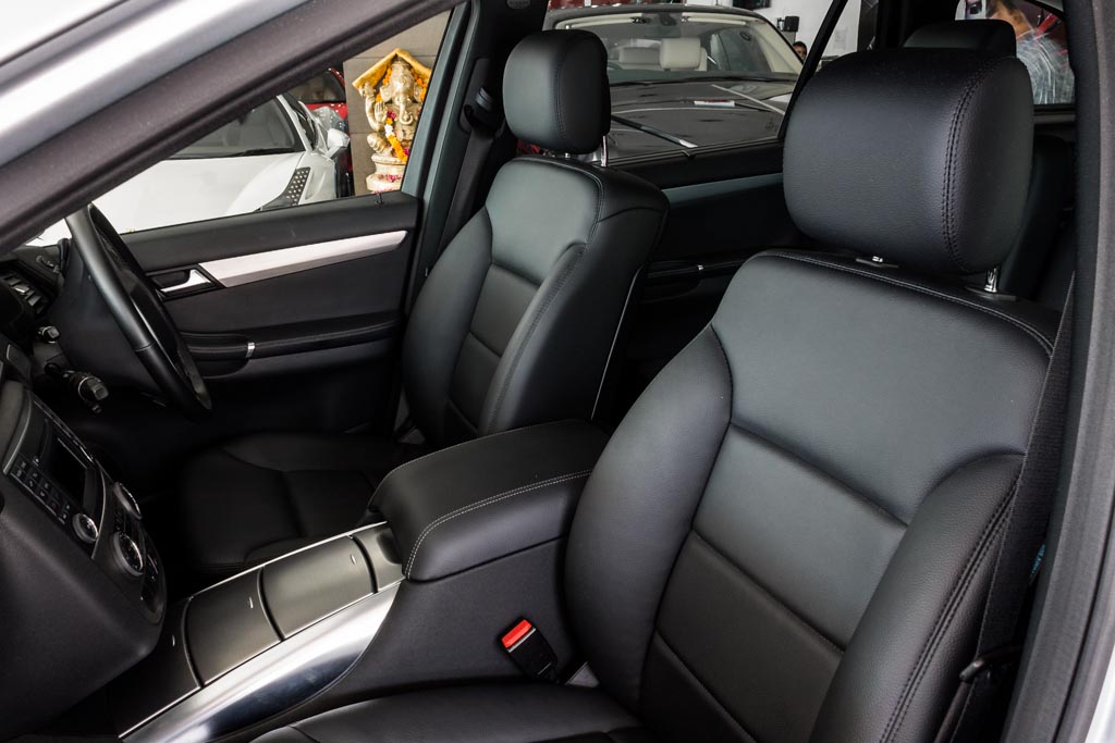 Mercedes-Benz R350 CDI 4Matic front seats