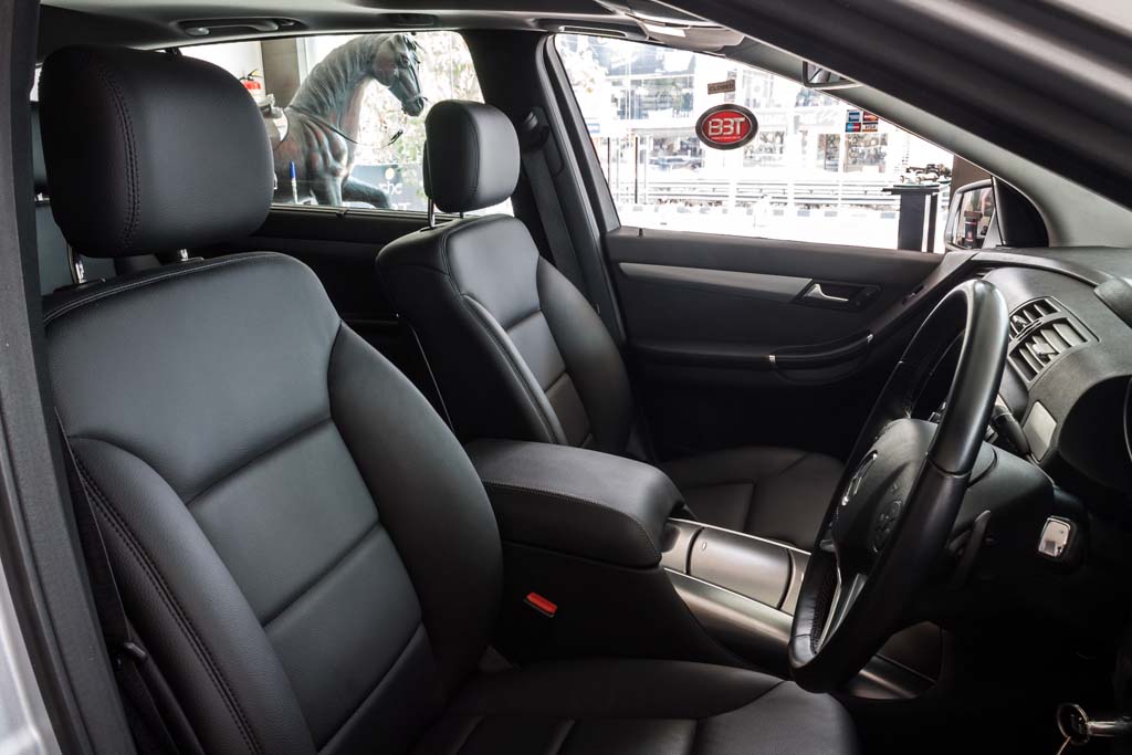 Mercedes-Benz R350 CDI 4Matic front seats