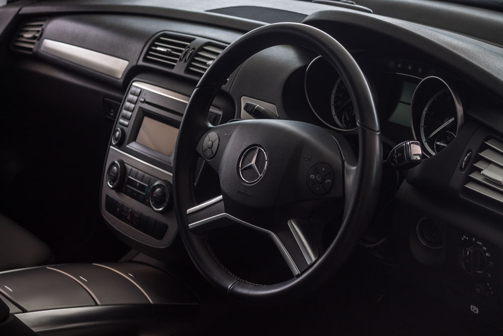 Mercedes-Benz R350 CDI 4Matic steering wheel