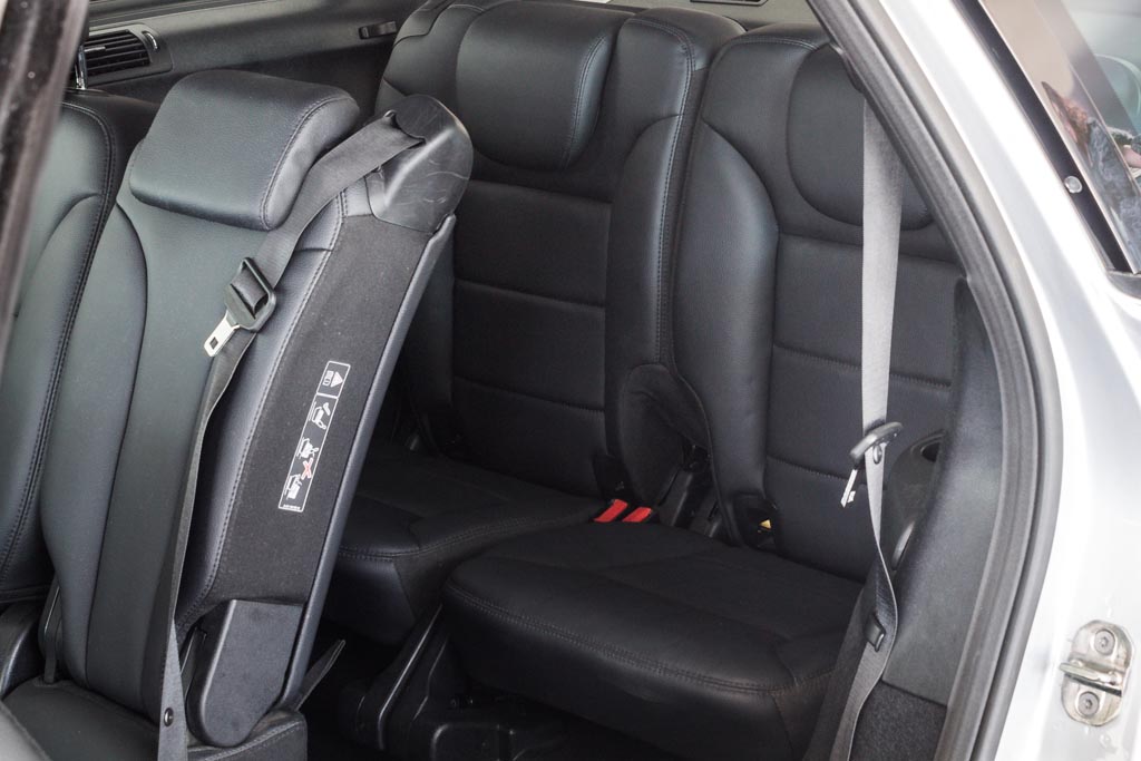 Mercedes-Benz R350 CDI 4Matic rear seats 1