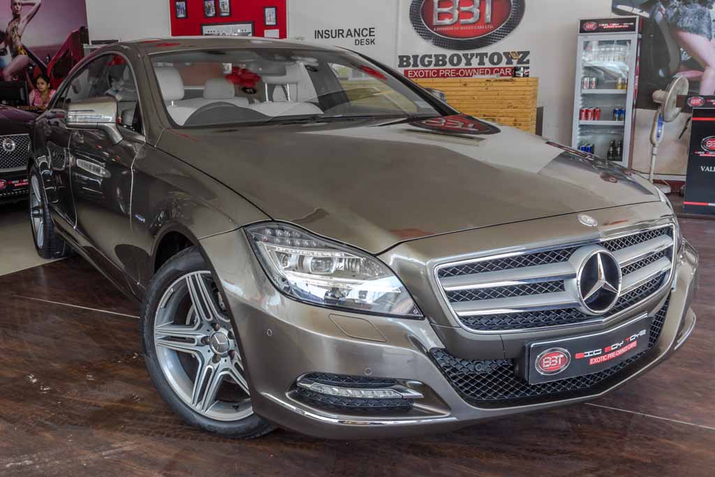 Mercedes-Benz CLS350 front right side view