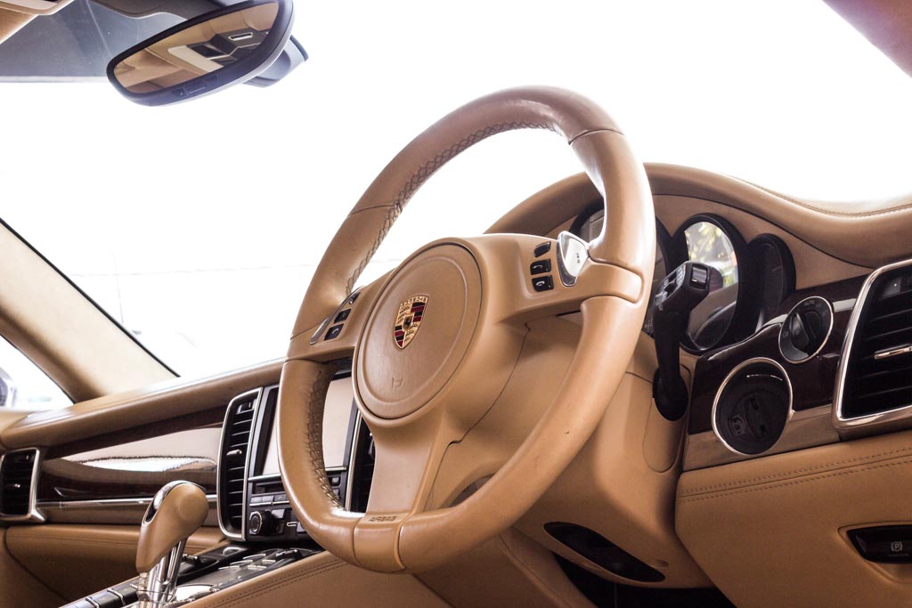 Porsche Panamera 4S steering wheel 1