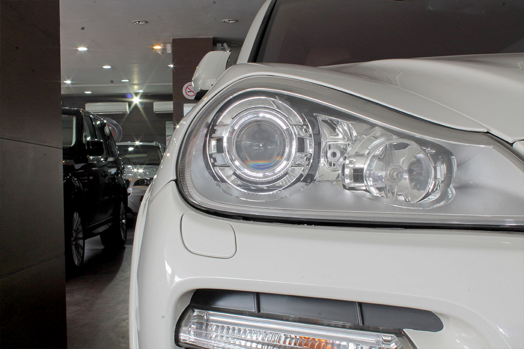 Porsche Cayenne Turbo Headlight 1