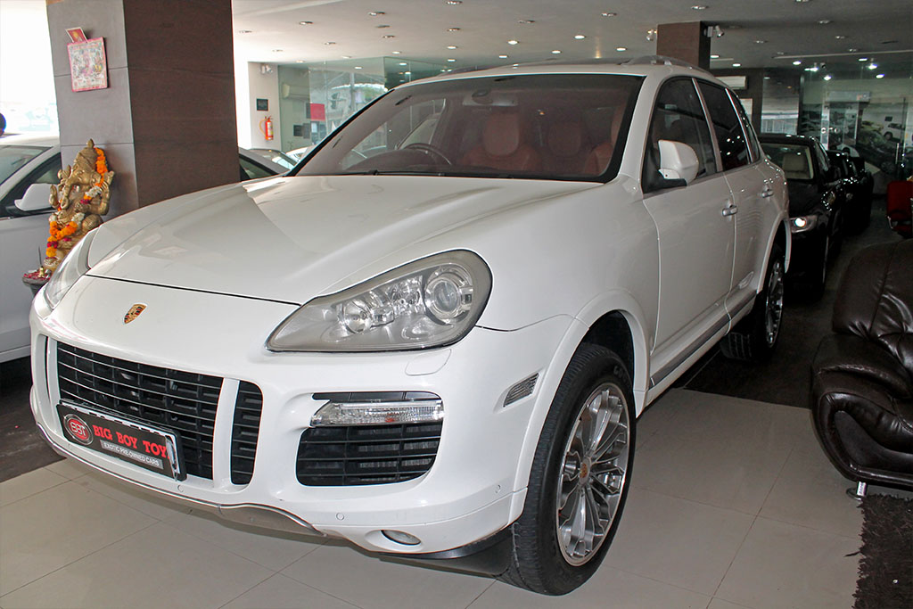 Porsche Cayenne Turbo Front left side