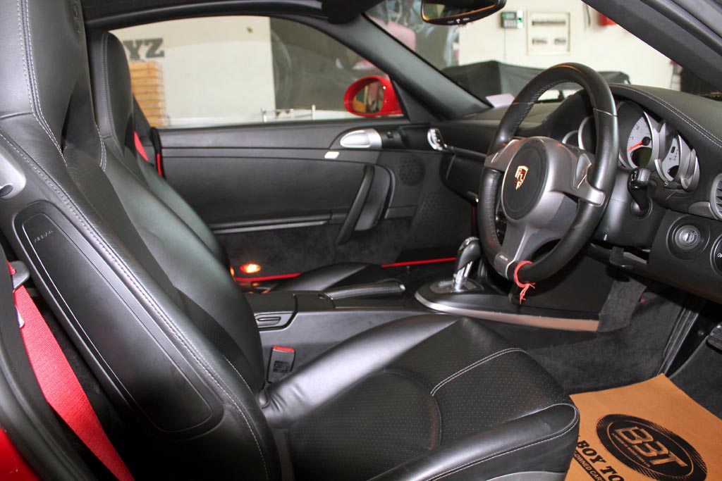 Porsche 911 Targa 4S door view of driver seat