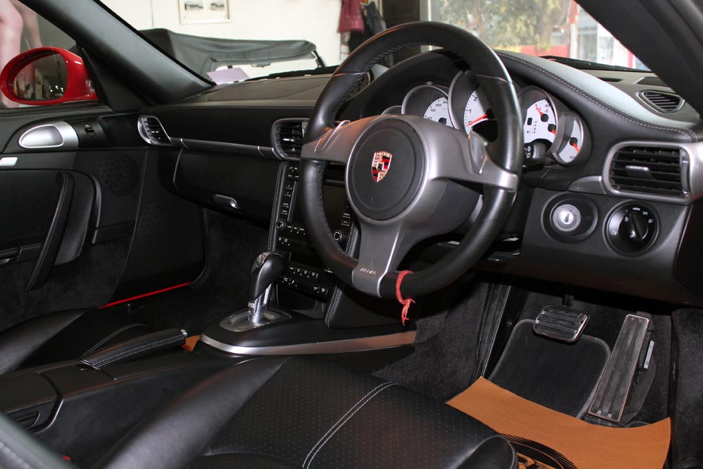 Porsche 911 Targa 4S steering wheel