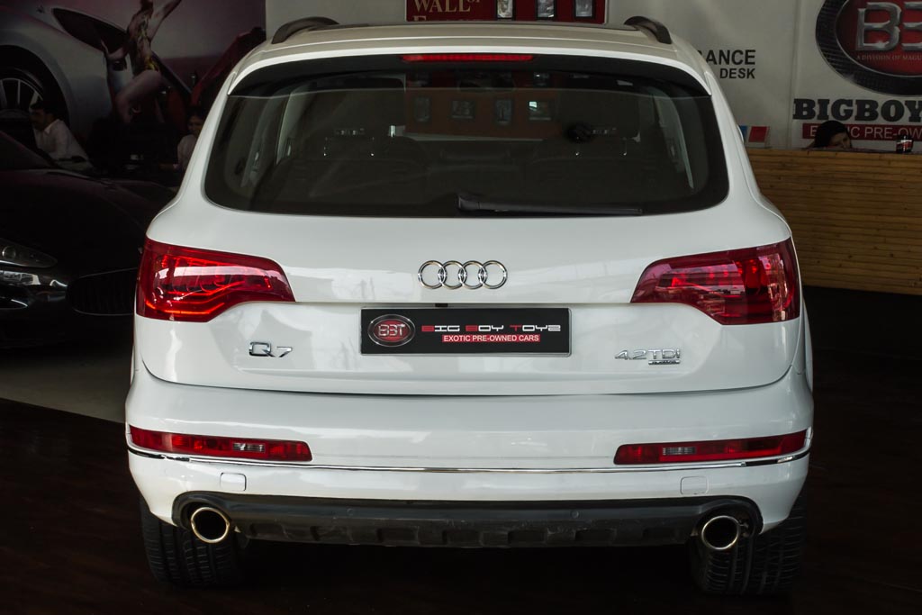 Audi Q7 rear view