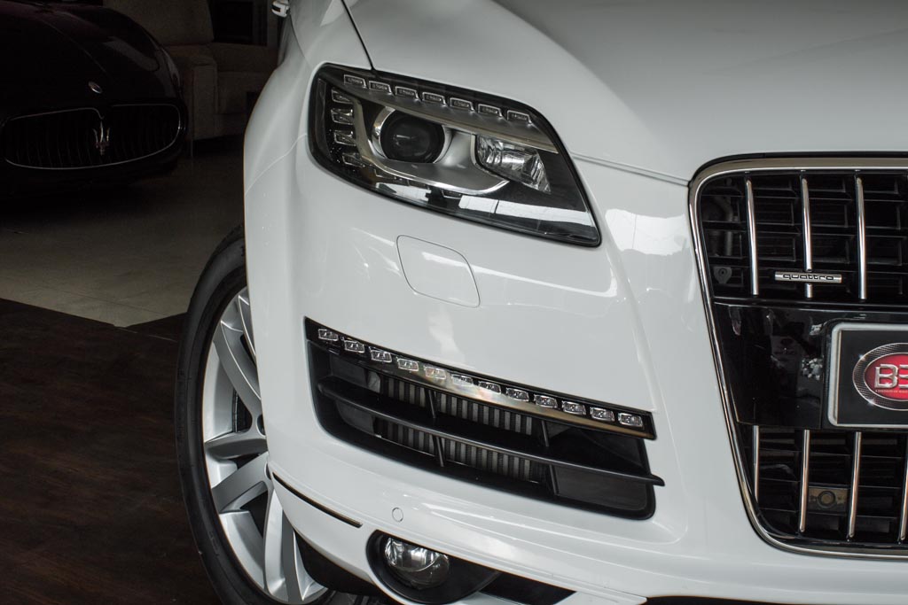 Audi Q7 head light