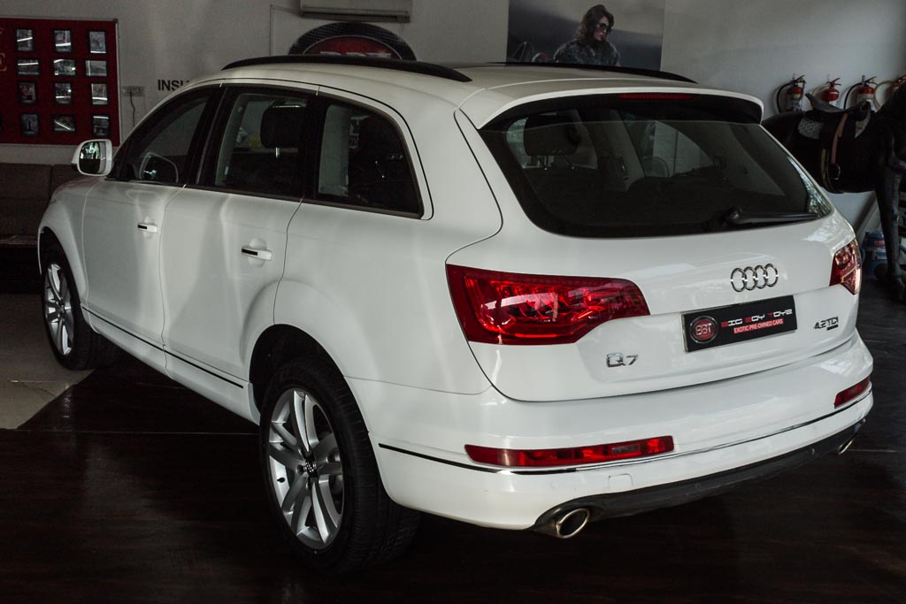 Audi Q7 rear left side view