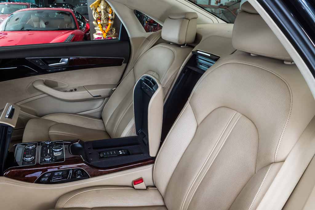 Audi A8 L armrest open1