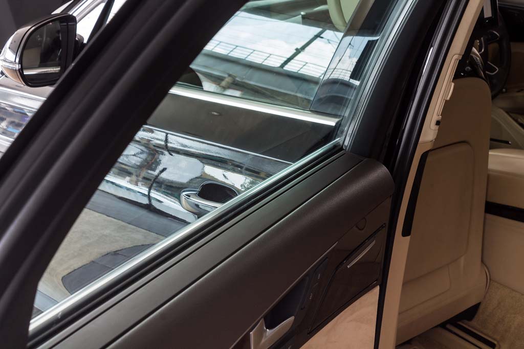 Audi A8 L door