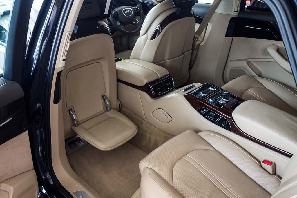 Audi A8 L armrest open