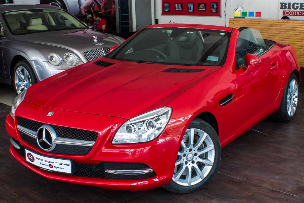 Mercedes-Benz SLK 350 front left view 1