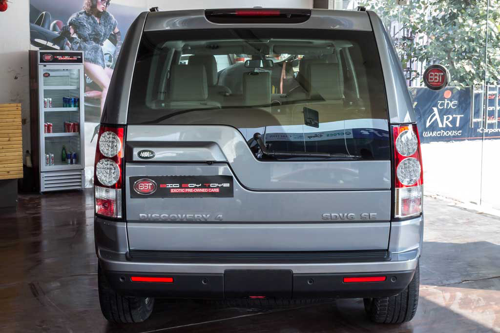 Land Rover Discovery 4 SE Rear view