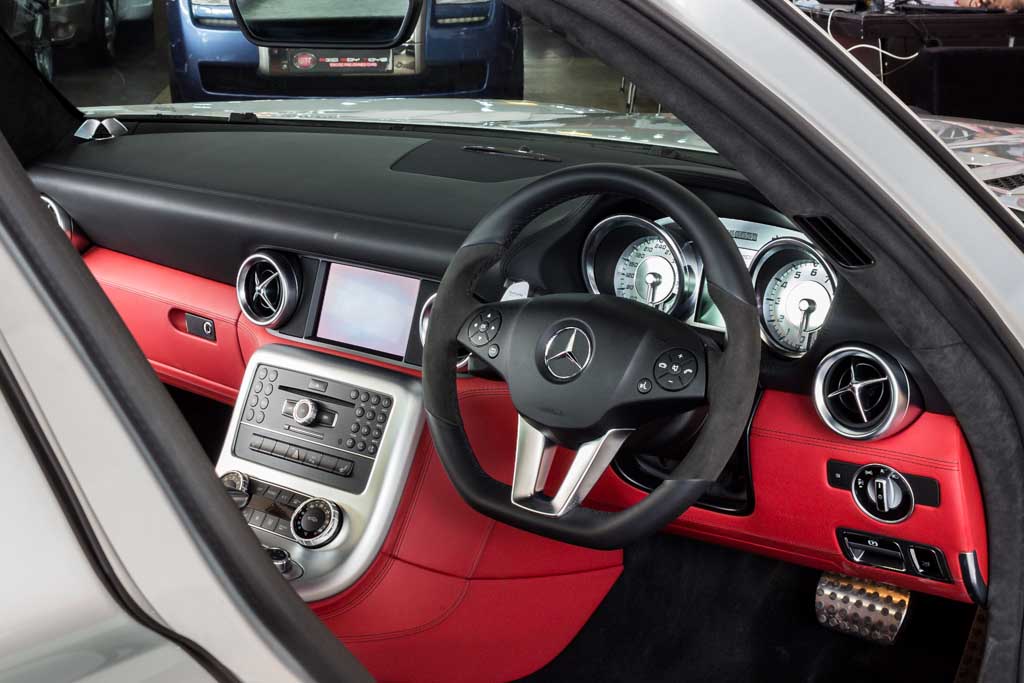 Mercedes- Benz SLS AMG dashboard