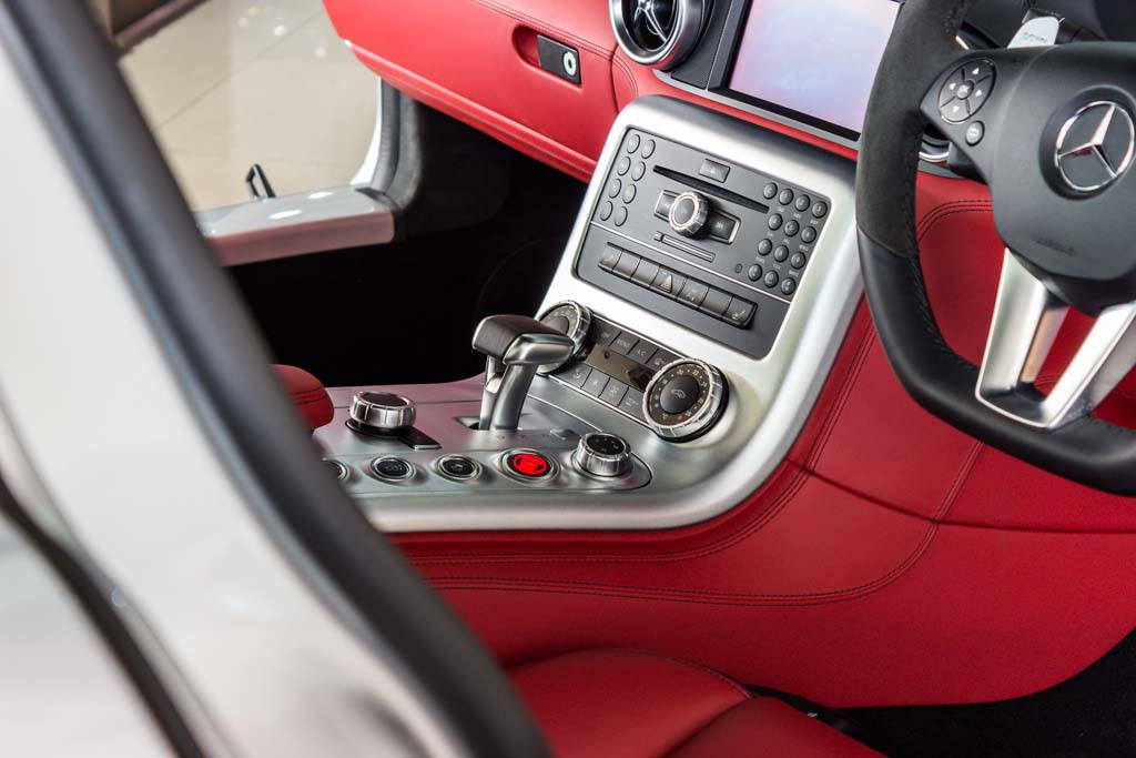 Mercedes- Benz SLS AMG gear shifter