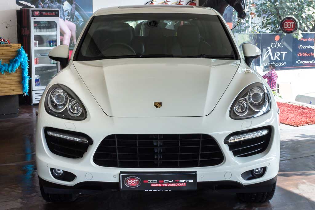 Porsche Cayenne Turbo Front view