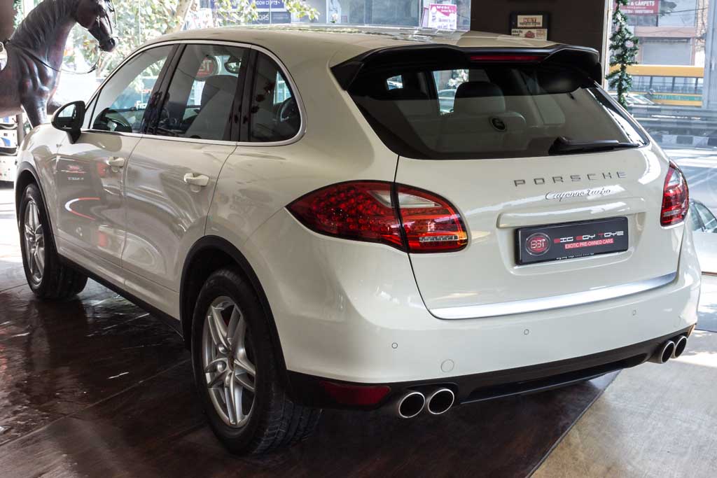Porsche Cayenne Turbo Rear left side