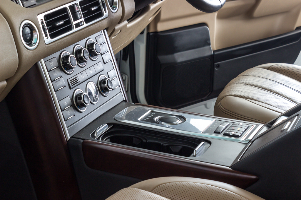 Range Rover Vogue SE center console