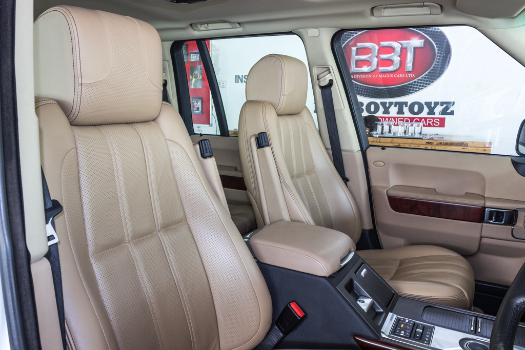 Range Rover Vogue SE front seats