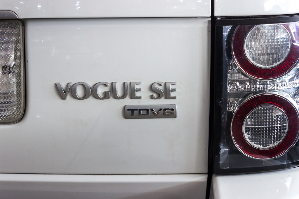 Range Rover Vogue SE model and badging1
