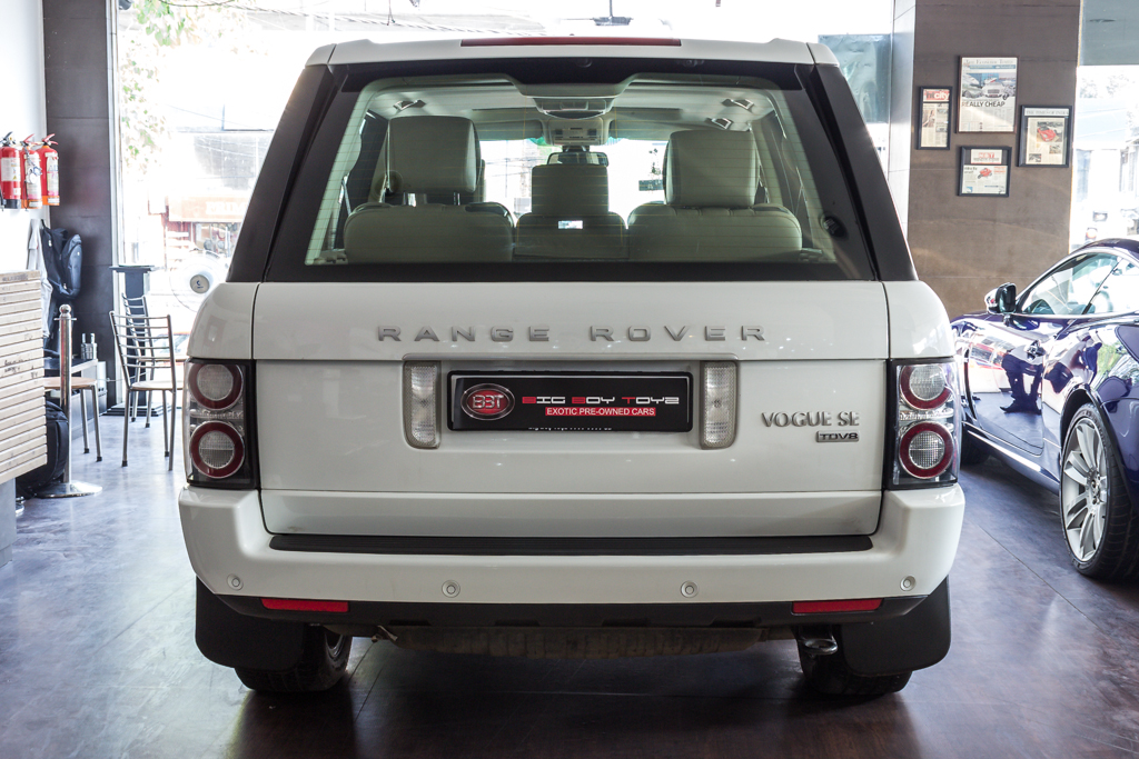 Range Rover Vogue SE rear view