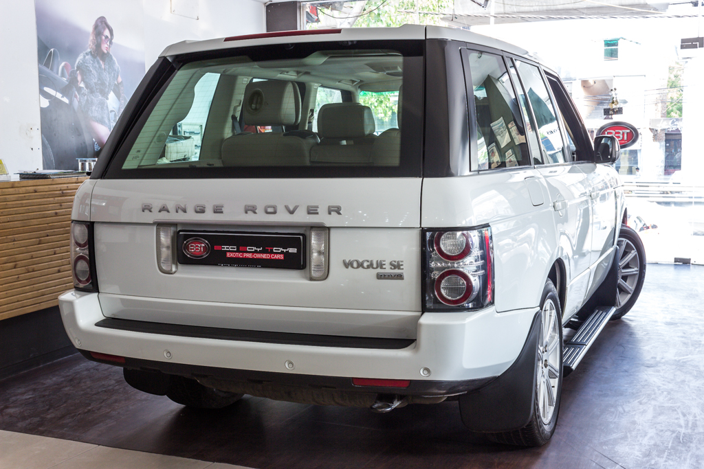 Range Rover Vogue SE rear right view
