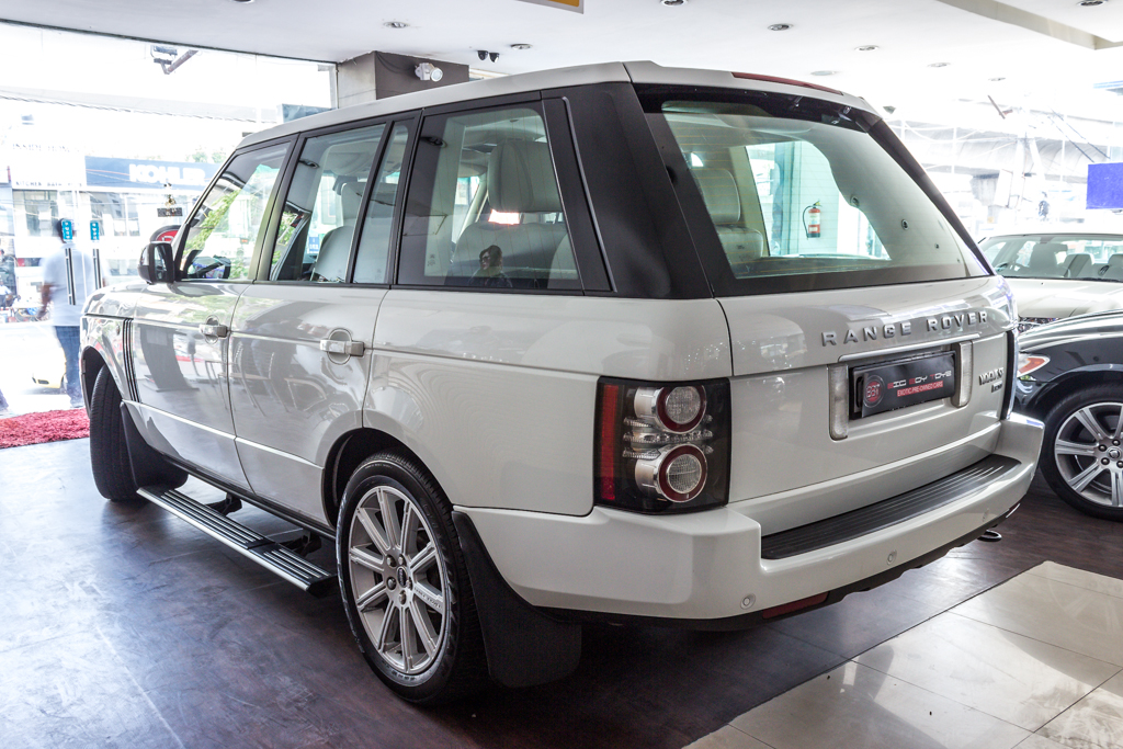 Range Rover Vogue SE rear left view