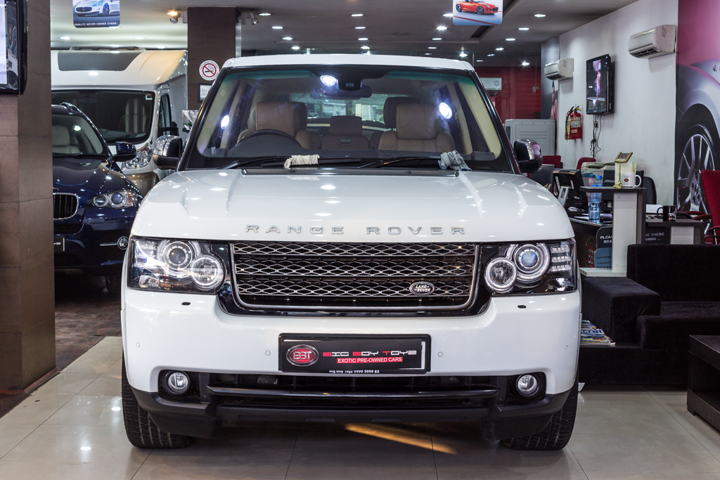 Range Rover Vogue SE front view