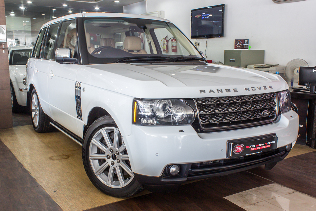 Range Rover Vogue SE front right view1