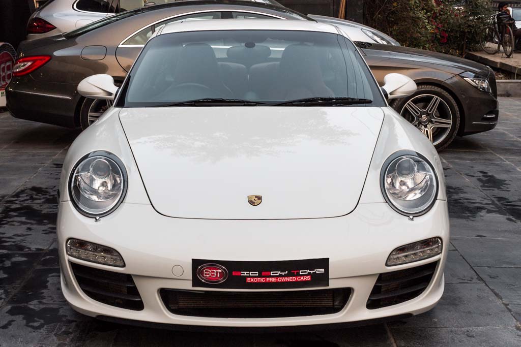 Porsche 911 Carrera S front view