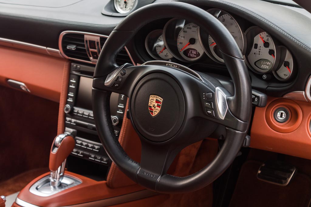 Porsche 911 Carrera S steering wheel