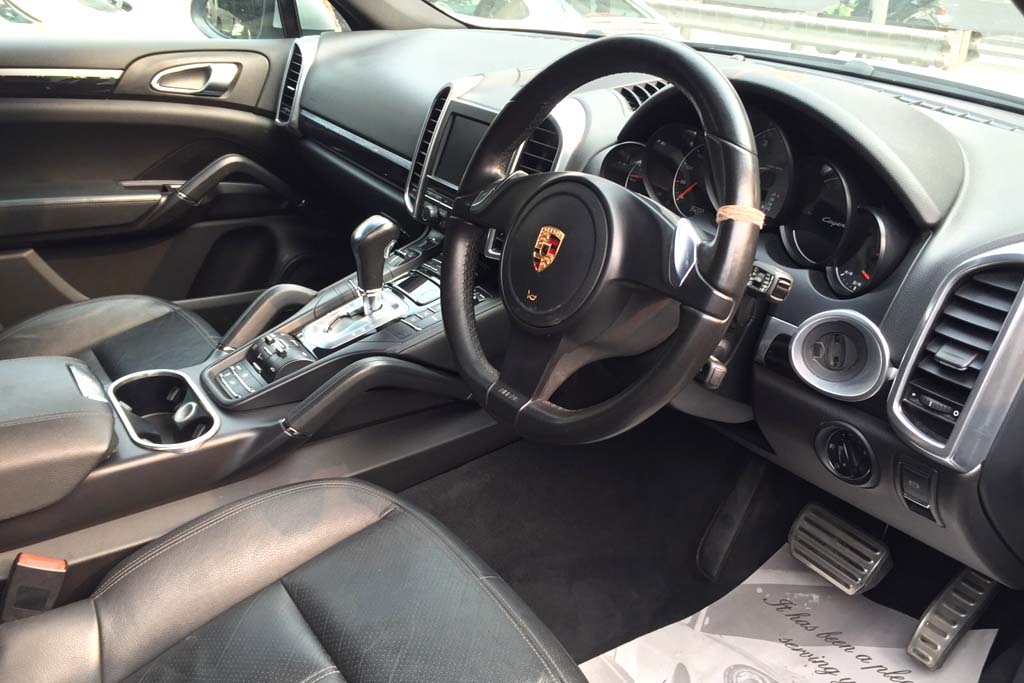 Porsche Cayenne S dashboard 1