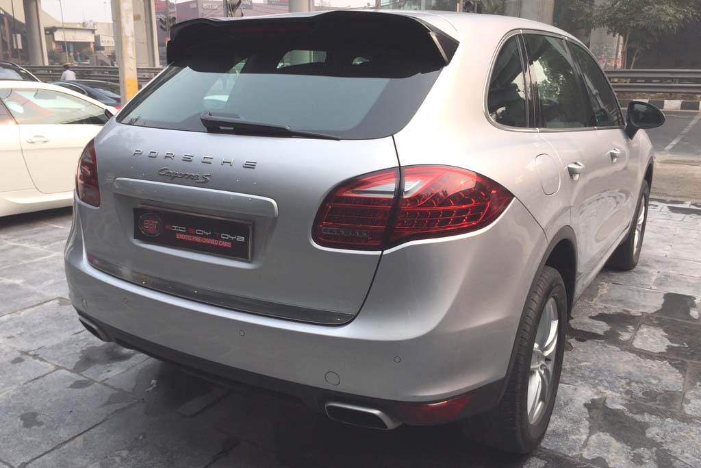 Porsche Cayenne S rear right view