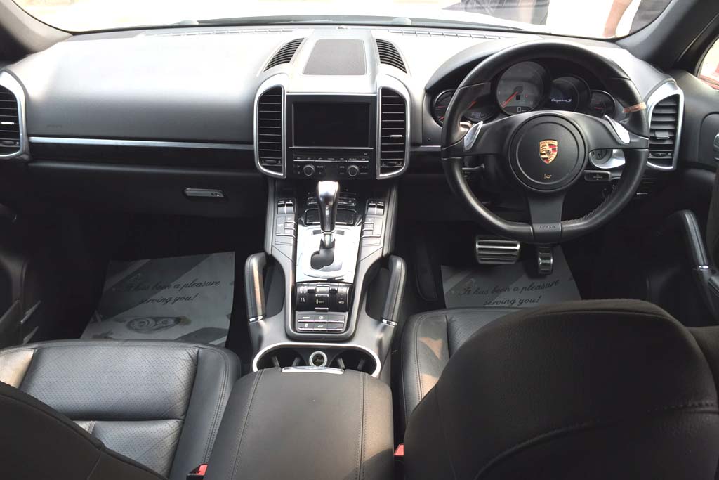 Porsche Cayenne S dashboard