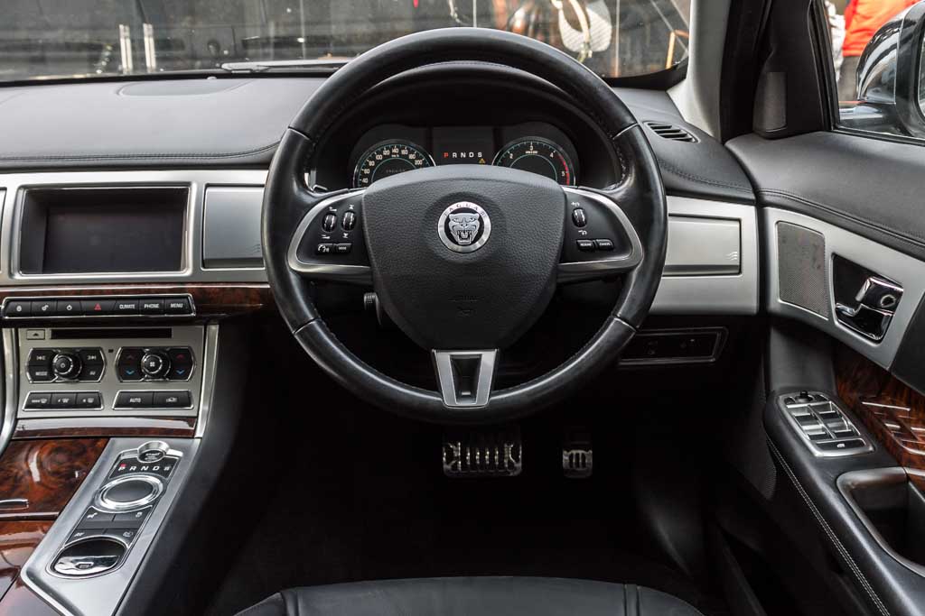 Jaguar XF steering wheel 1