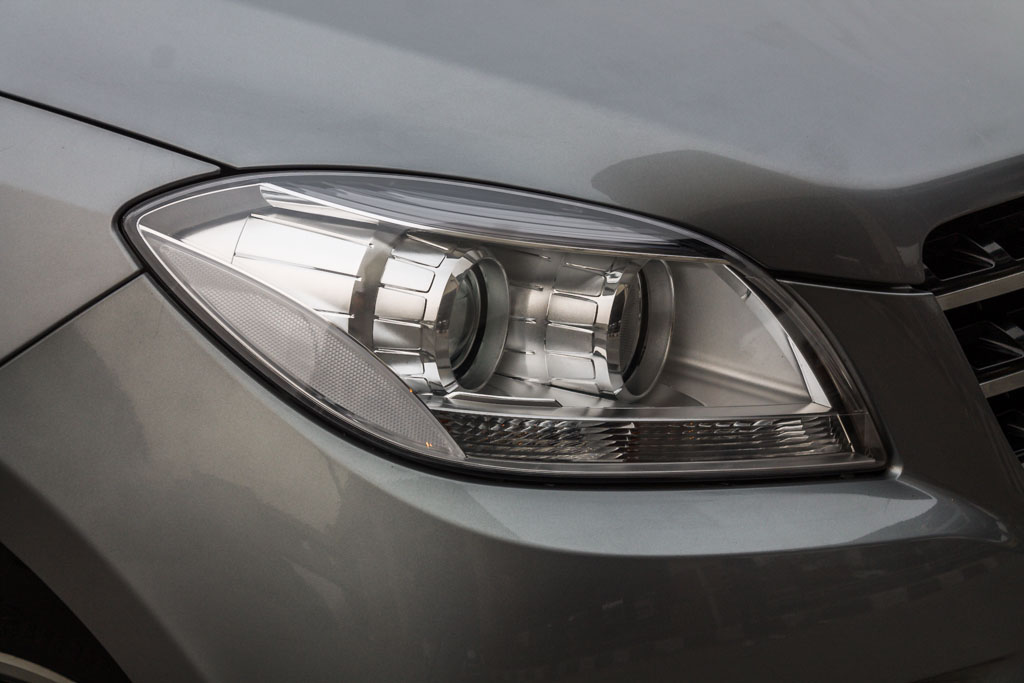 Mercedes-Benz ML350 CDI 4Matic headlight