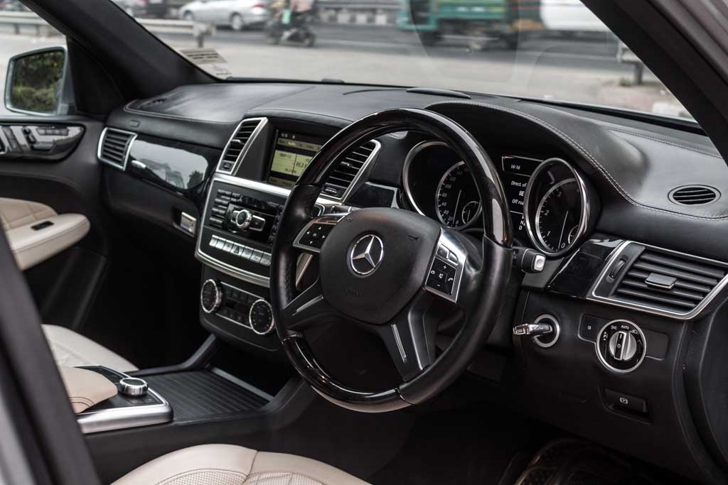 Mercedes-Benz ML350 CDI 4Matic dashboard 1