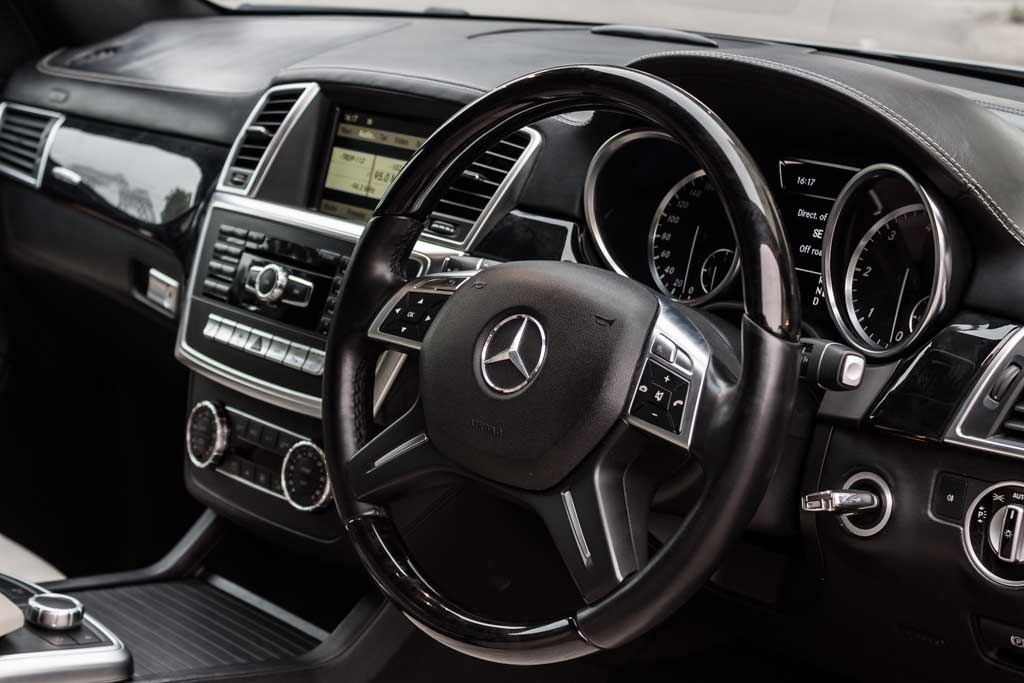 Mercedes-Benz ML350 CDI 4Matic dashboard