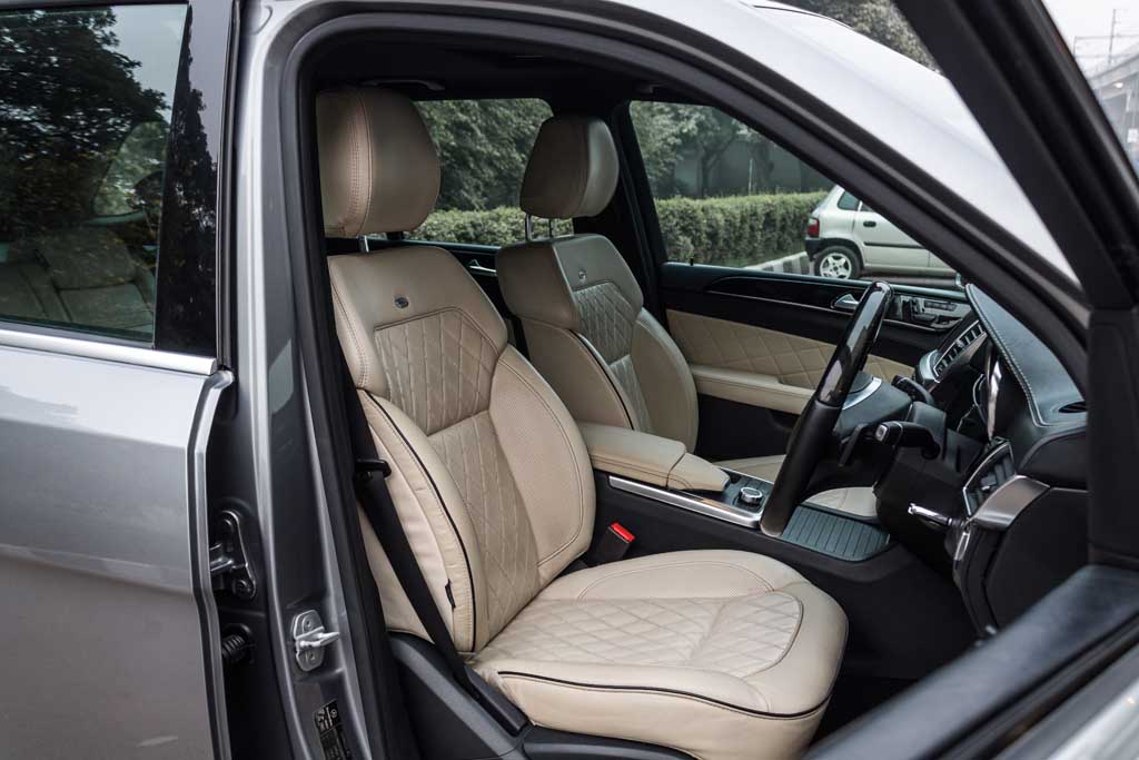 Mercedes-Benz ML350 CDI 4Matic door view of front seats